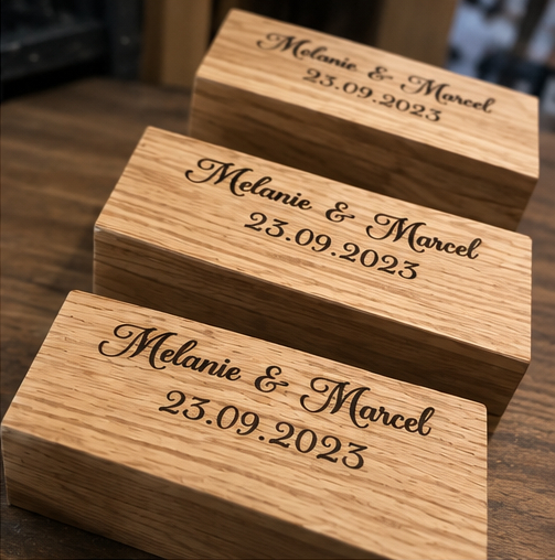 Tischaufsteller aus Holz mit gravierten Namen und Hochzeitsdatum