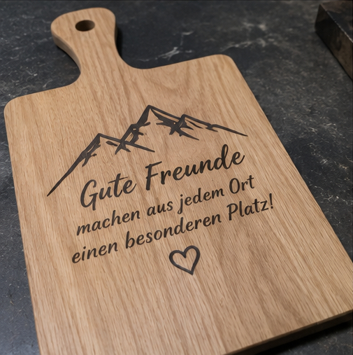 Holzbrett mit persönlicher Gravur und Bergmotiv